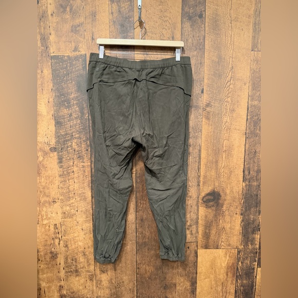 Lululemon Essential Affinity Mid Rise Jogger
Dark Olive size 12 EUC - Picture 3 of 6